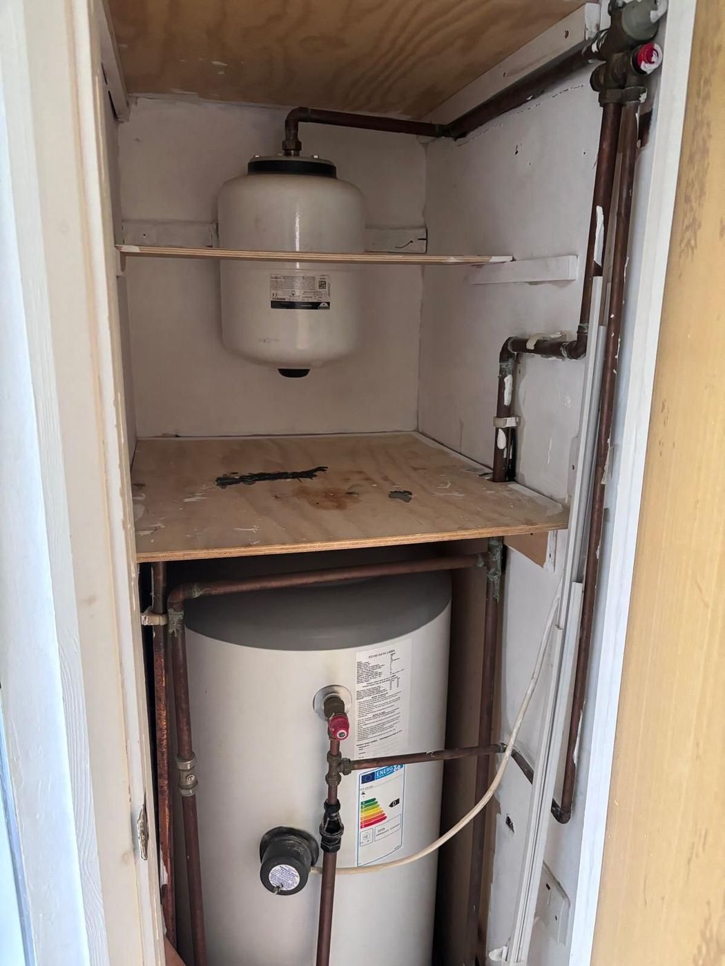 Hot water cylinder and expansion vessel in an airing cupboard