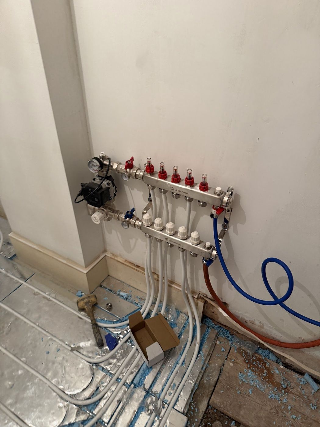 Stainless underfloor heating manifold with flow meters and circulation pump